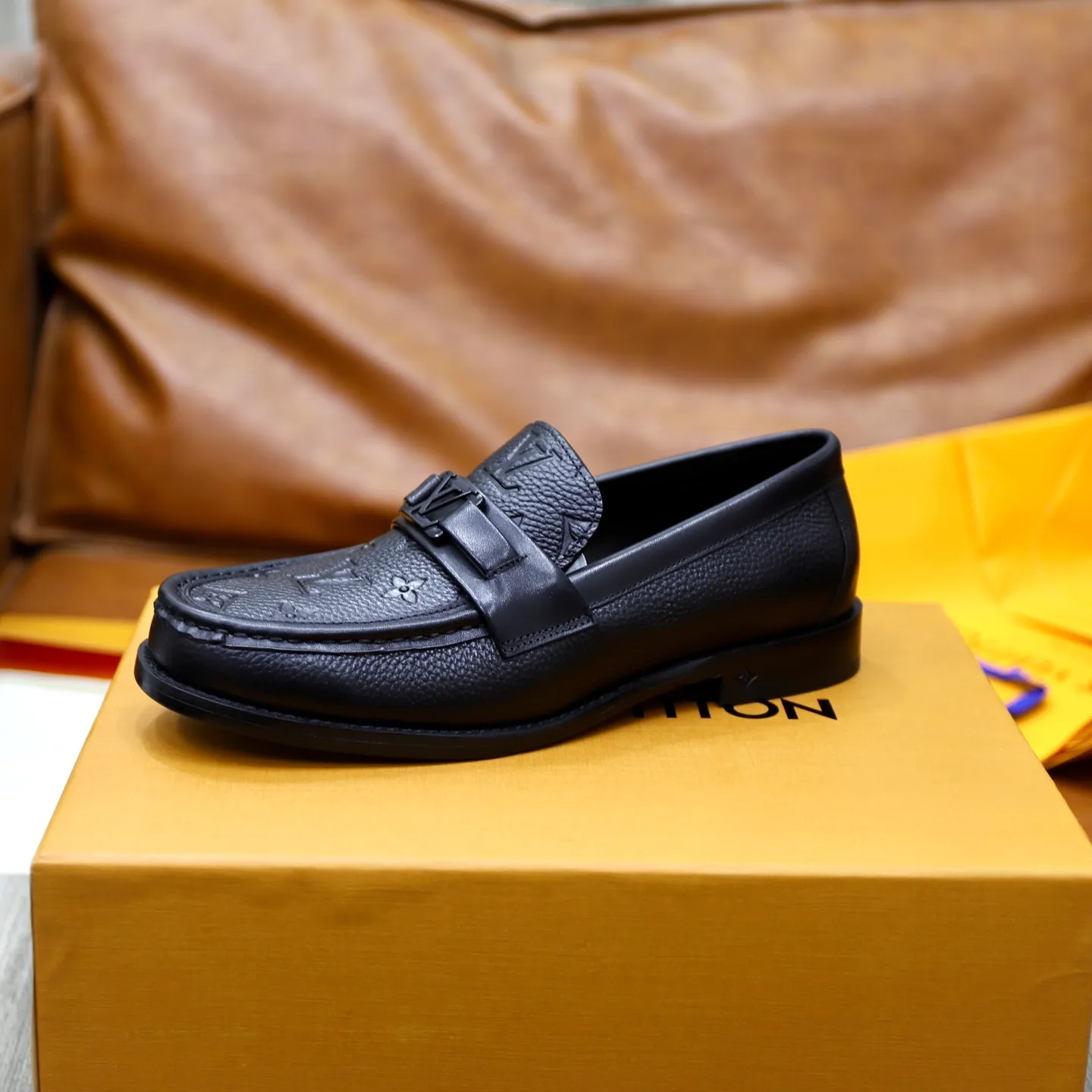 Men's shoes 💰: 💰900LV Louis Vuitton slip-on loafers, top quality products produced in Dongguan, ready for sale! This LV Glove loafer is made of selected soft cowhide, with a slightly wrinkled leather surface and a very high-end texture. Each pair is unique. The leather surface is light and soft, with a fine texture and good luster. It is a classic loafer style, with exquisite handmade mark stitching on the toe, and a square toe configuration to highlight the classic style. The horizontal band has hot-printed LV three-dimensional letters, semi-solid handcrafts and a genuine leather outsole, and a rubber patch on the heel to create wear-resistant performance and comfort. One of the must-have loafers for men! Comes with full original packaging! Code number: 38-39-40-41-42-43-44 (38, 45, 46 customized) standard leather shoe code